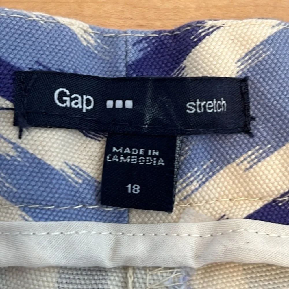 GAP Blue and White Aztec Print 4” Shorts - NWT